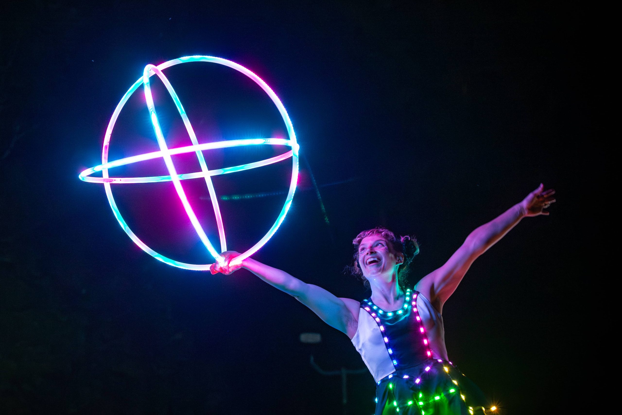 Être à l’écoute du client pour séduire son public avec des artistes parfaits