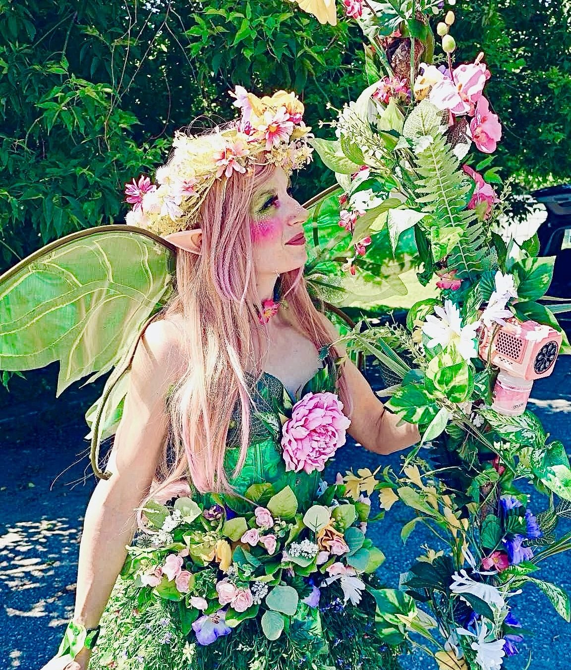 La Fée Fleur, avec son charme envoûtant, captive tous ceux qui croisent son chemin.