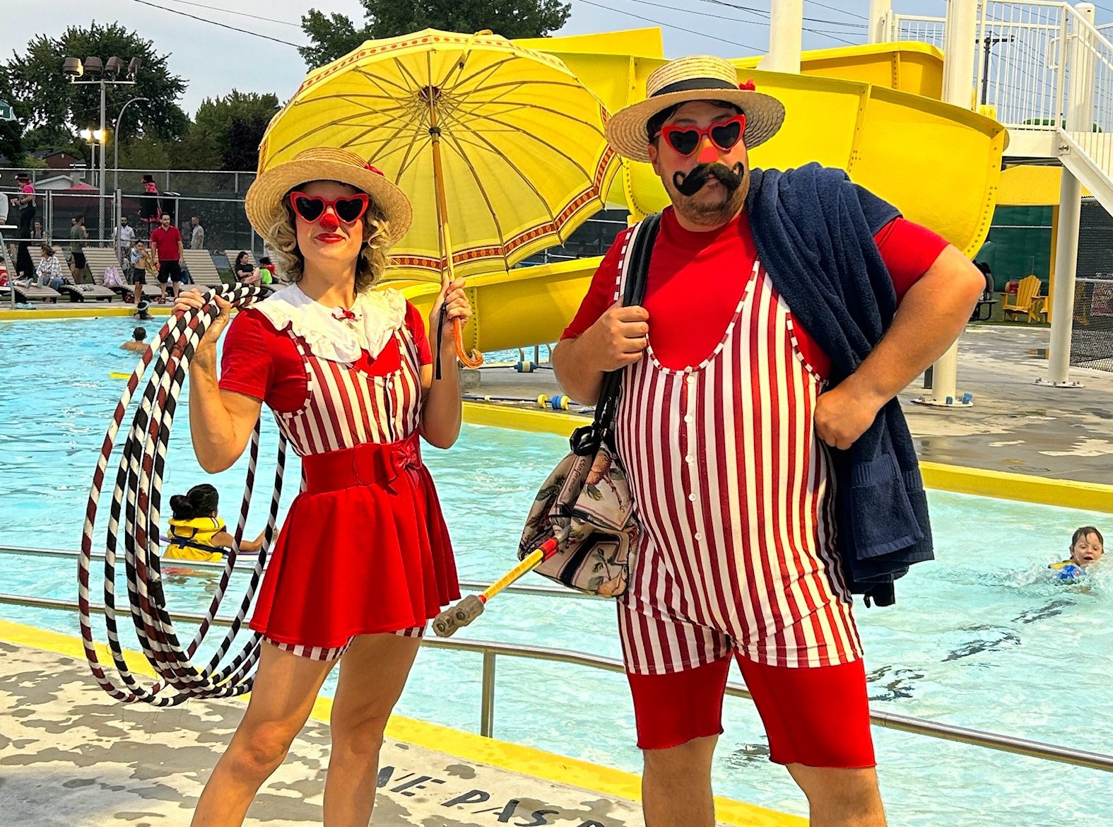 Prêts à émerveiller les baigneurs, Albert et Albertine enchaînent jonglerie, cascades et facéties, transformant la plage en véritable spectacle de rue où le rire et l’émerveillement sont au rendez-vous
